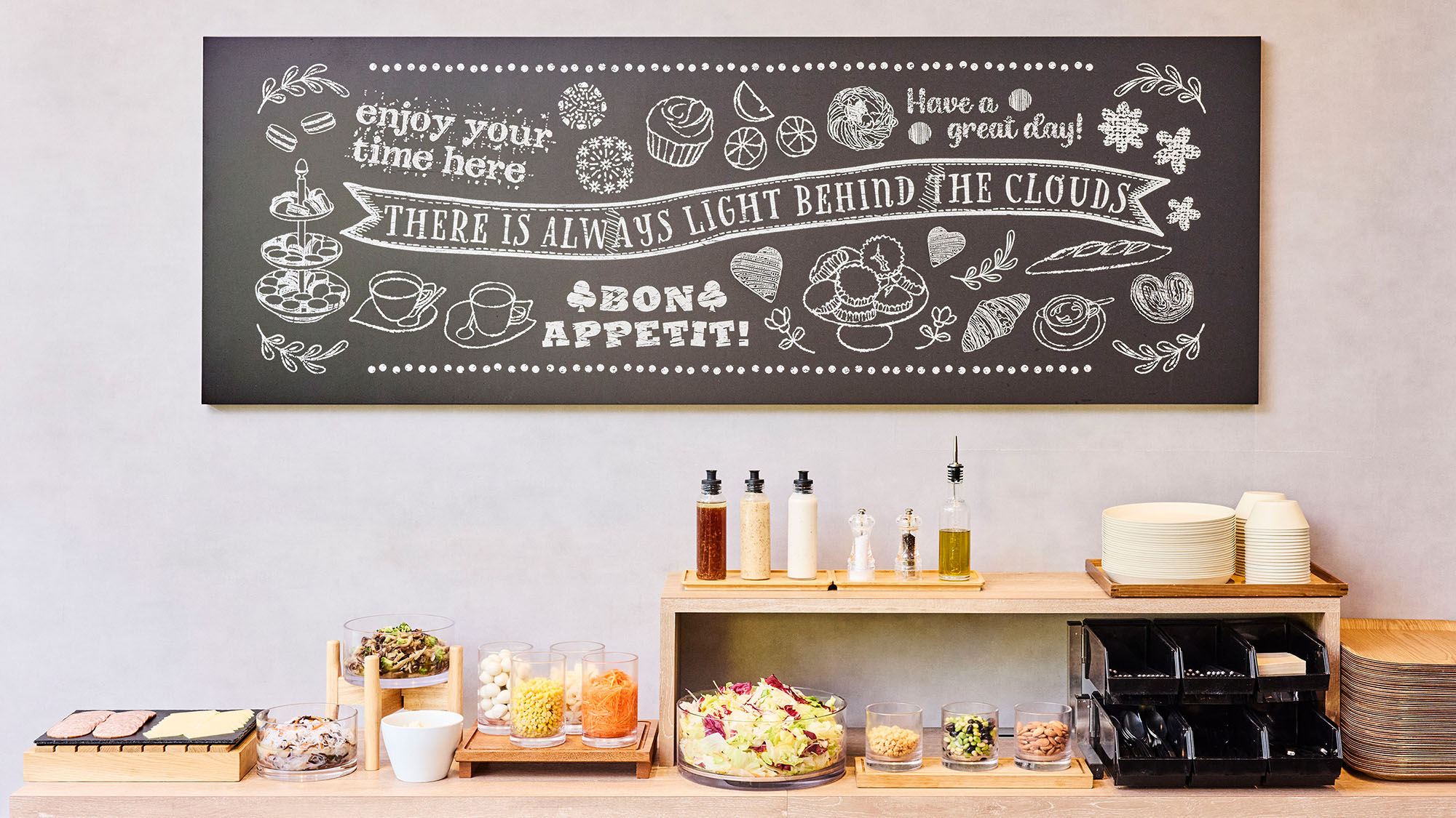 【朝食会場】お洒落なメッセージボードが目をひくビュッフェカウンター