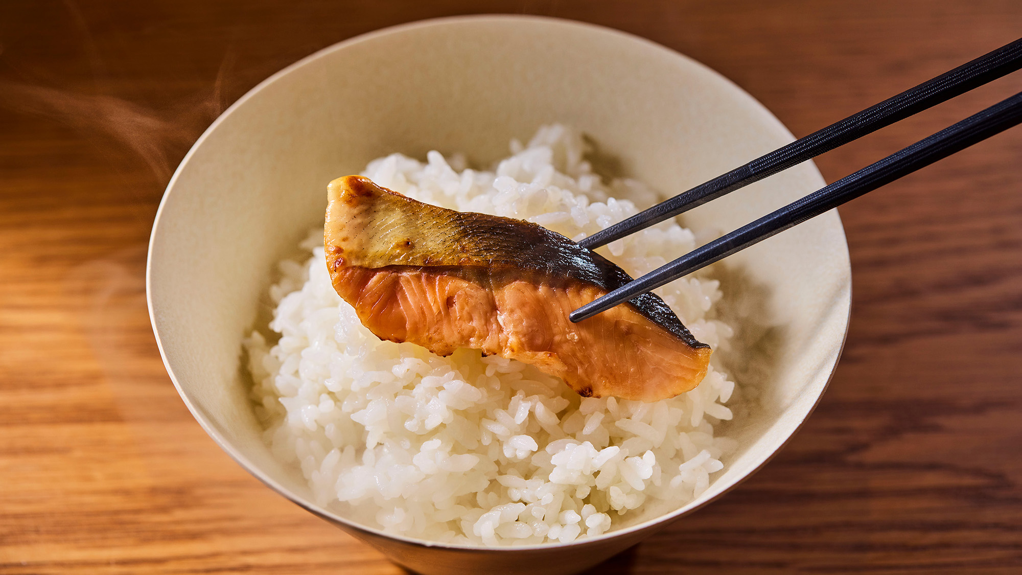 【朝食】和洋ビュッフェ | ほかほかご飯に、香ばしく焼き上げた鮭が食欲をそそる　※イメージ
