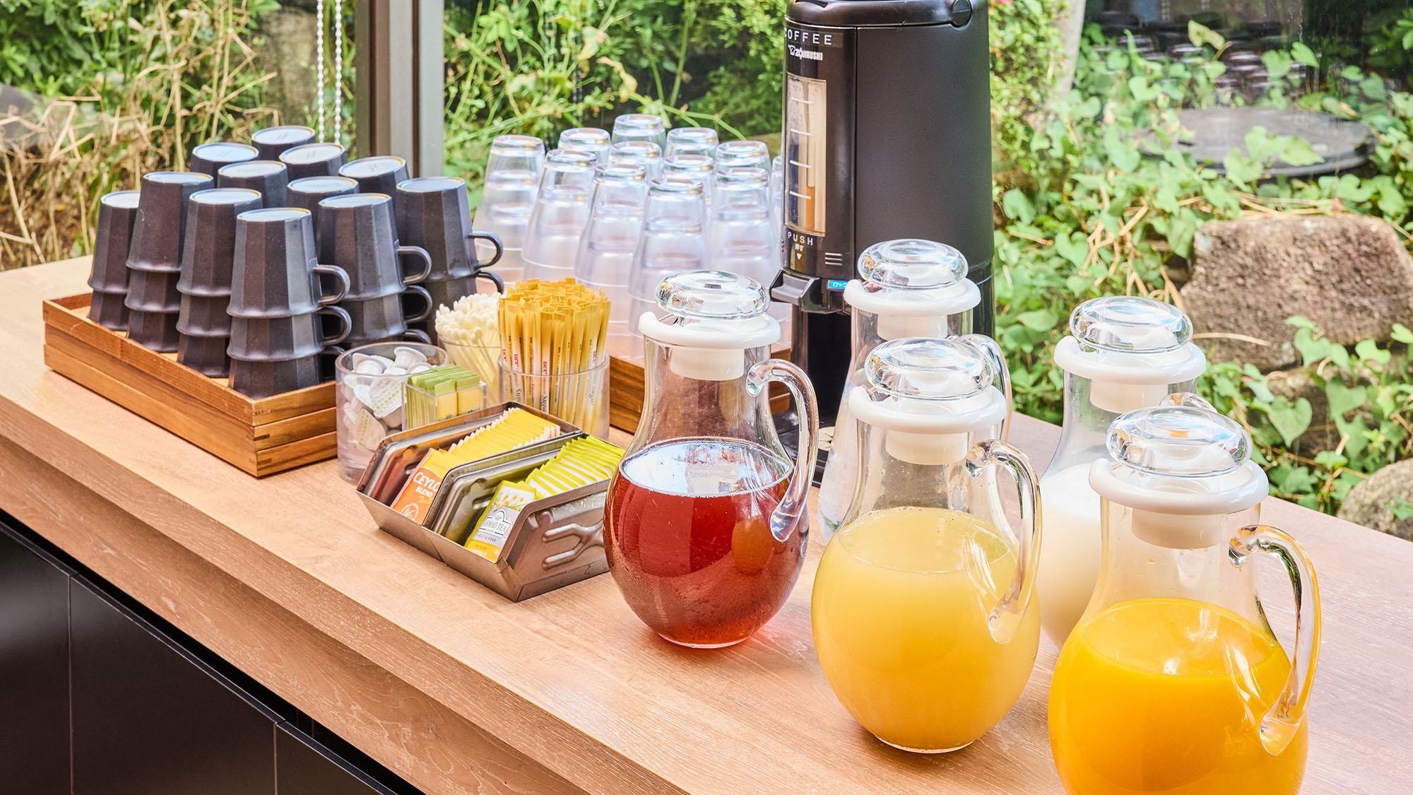 【朝食ビュッフェ】コーヒー、紅茶、ジュースなど、選べる豊富なドリンクコーナー　※イメージ