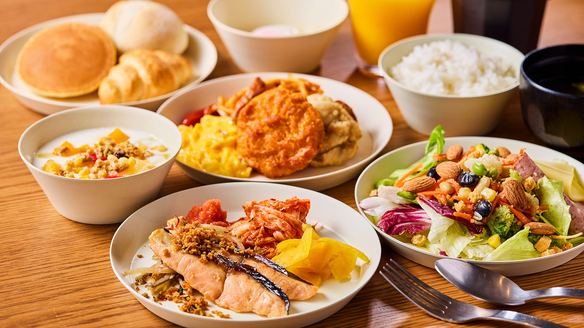 【朝食ビュッフェ】ホテルならではの和洋食豊富な朝食で、一日の始まりを贅沢に。　※盛り付けイメージ