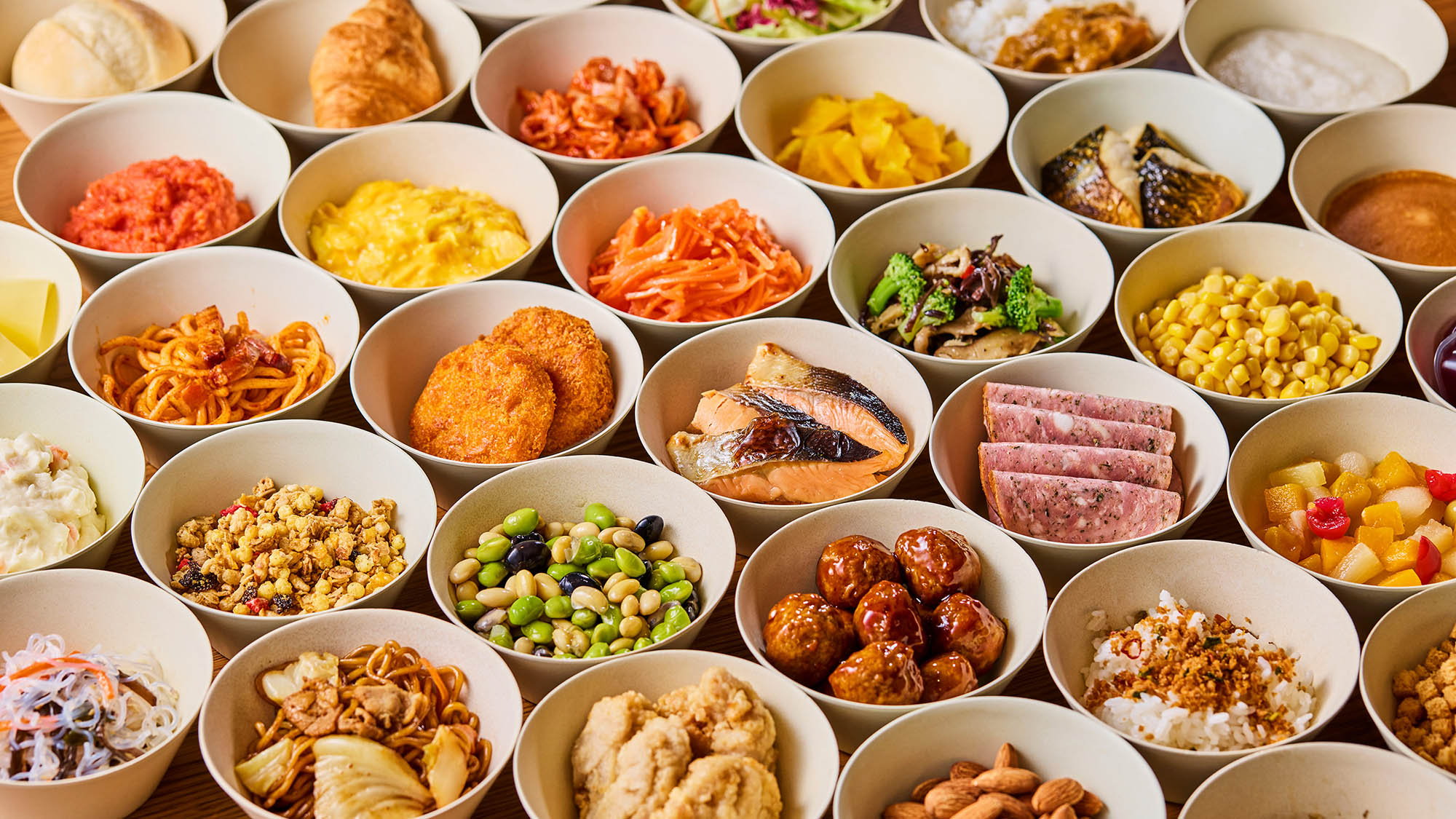 【朝食ビュッフェ】ずらりと並んだ、彩り豊かなホテル朝食ビュッフェの品々　※イメージ