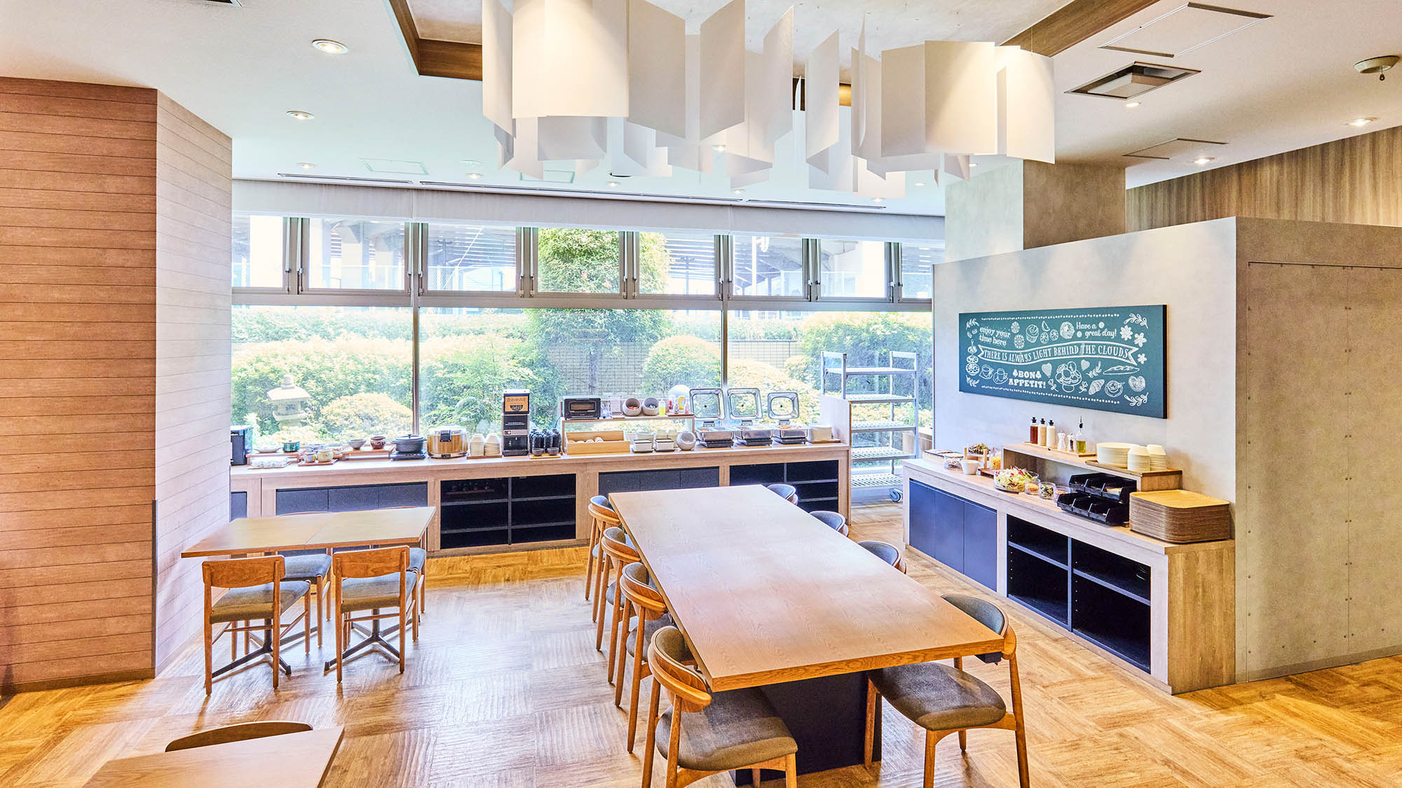 【朝食会場】明るく開放的な空間が魅力の種類豊富なビュッフェスタイルの朝食会場