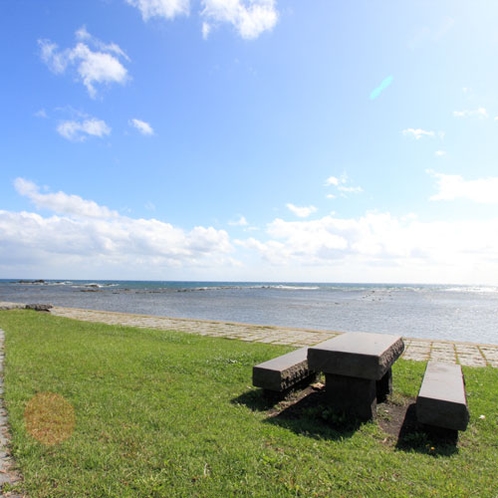 *鵜の崎海岸／清々しい日本海の青い水平線を眺めながら、のんびりできます！