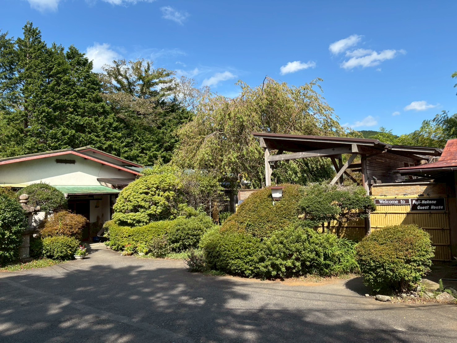 豊かな自然に囲まれ、1984年創業当時の面影を色濃く残すレトロな非日常を味わうことができる、家庭的な佇まいです。