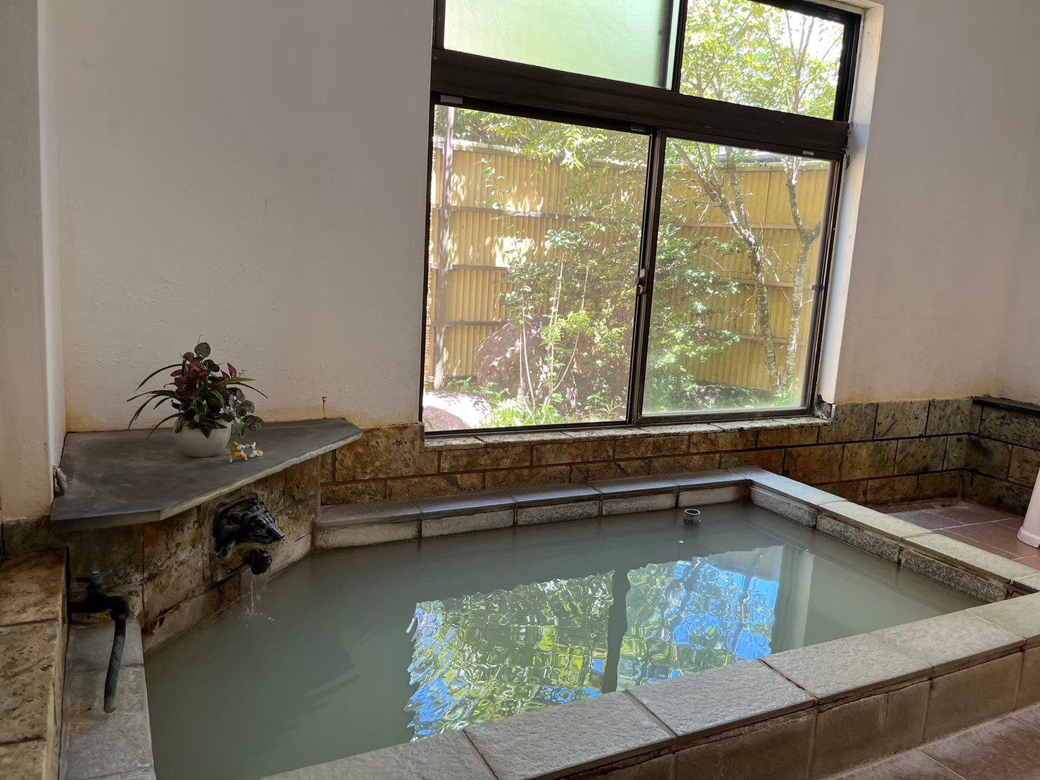 内風呂も源泉かけ流しの白濁温泉で、予約制の貸切風呂となっております。内風呂はメイン棟とアネックス棟のそれぞれにありますが、当日ご宿泊いただくお部屋によりどちらの内風呂をご利用いただくかこちらで決めさせていただいております。あらかじめご了承下さい。