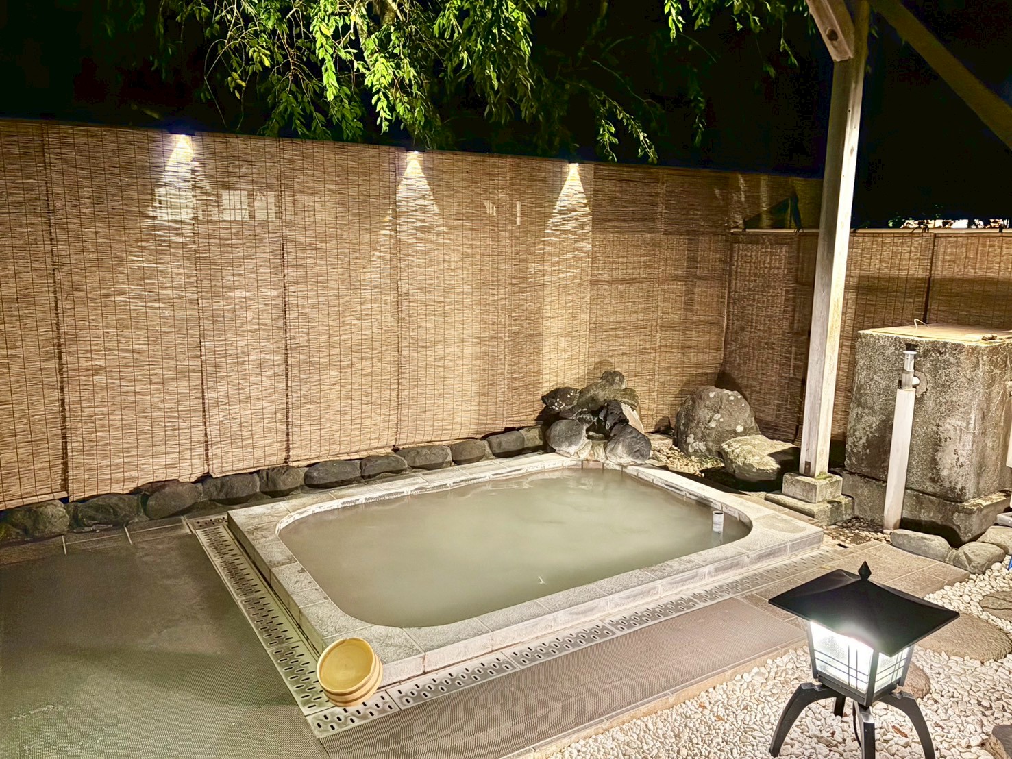 夜は、露天風呂をライトアップしております。晴れていれば満天の星空や月を、春はライトアップされた夜桜を愛でながら温泉をお楽しみいただくことができます♪