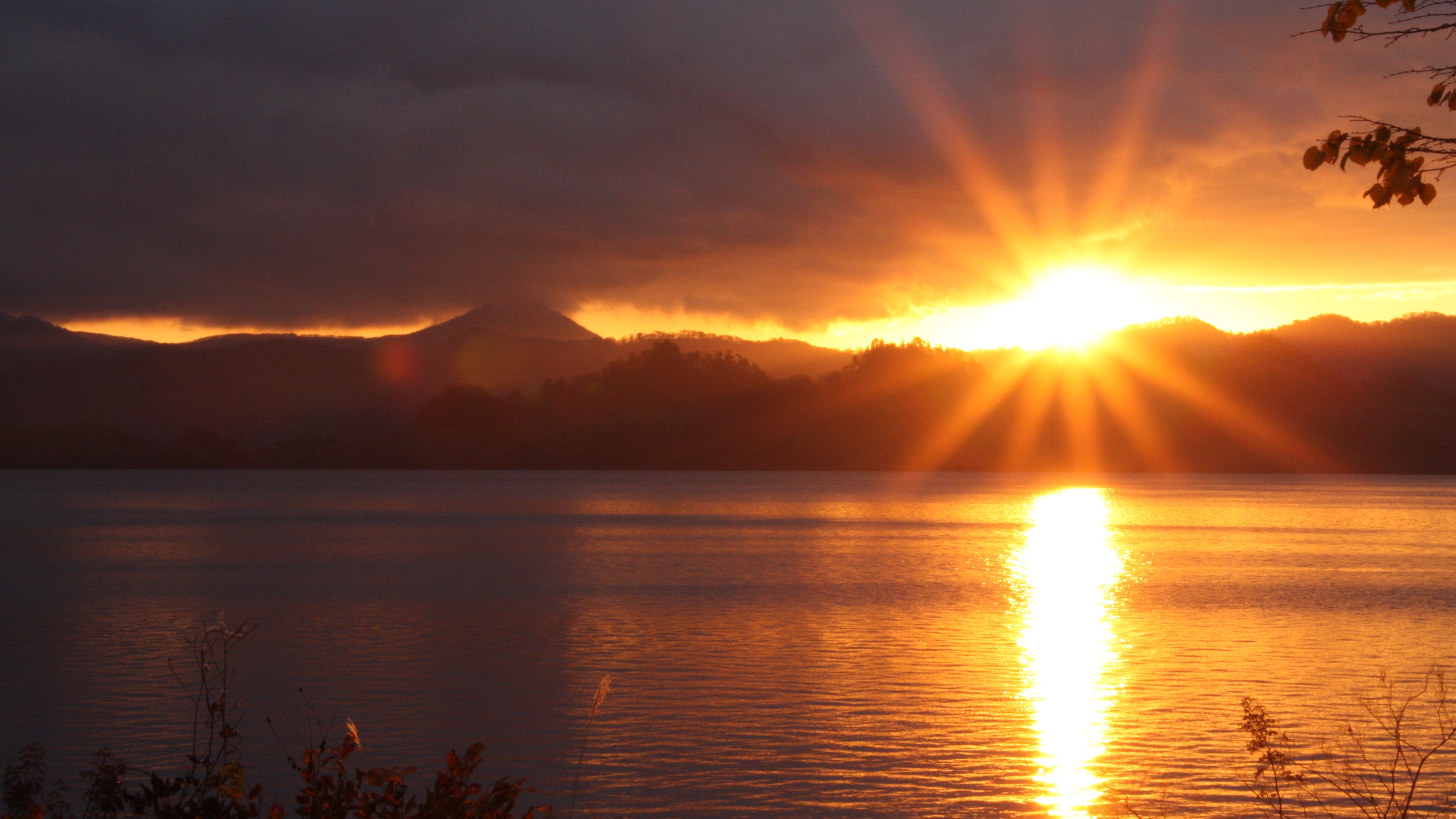 【朝日と十和田湖】のぼる朝日と十和田湖の風景は心に残る絶景