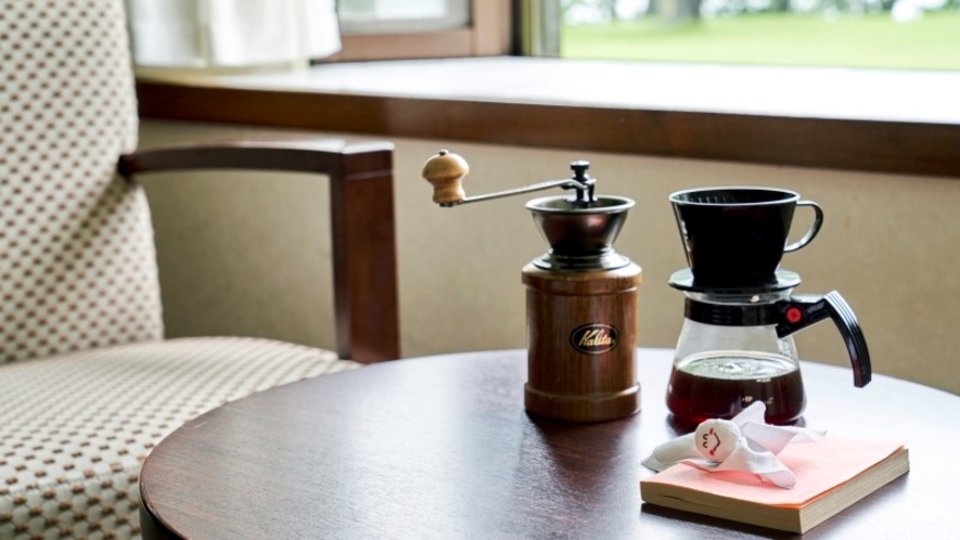 【コーヒーミル】全客室にコーヒーミルをご用意しております。十和田湖を眺めながらゆったりと過ごすひと時