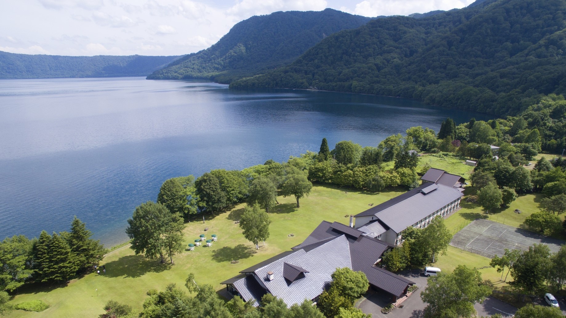 【ホテル外観】十和田湖畔に建つ当館。上空から撮影
