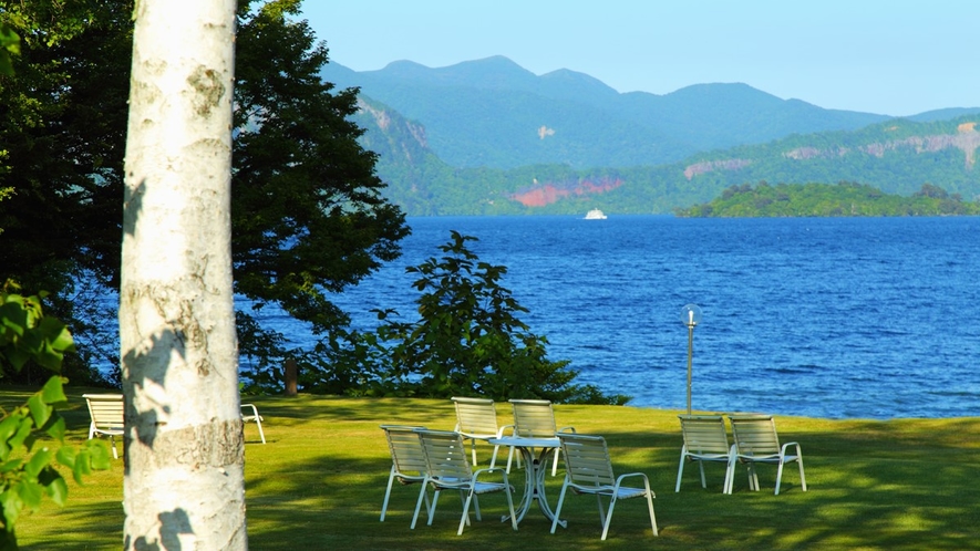 初夏の風が心地よいホテル中庭からの風景 十和田湖を眺め