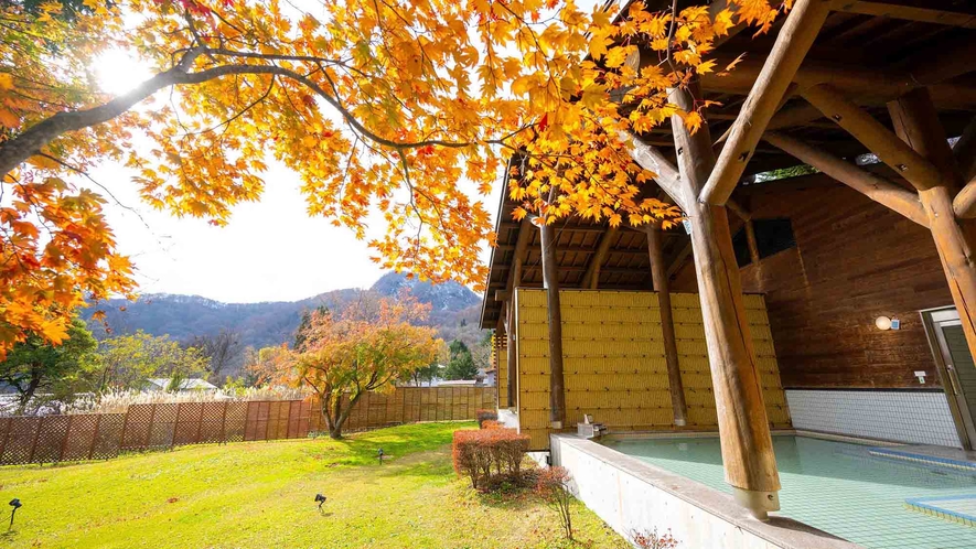 【プライベートガーデン・秋】秋はプライベートガーデン内の木々も一様に色づき紅葉を楽しめる