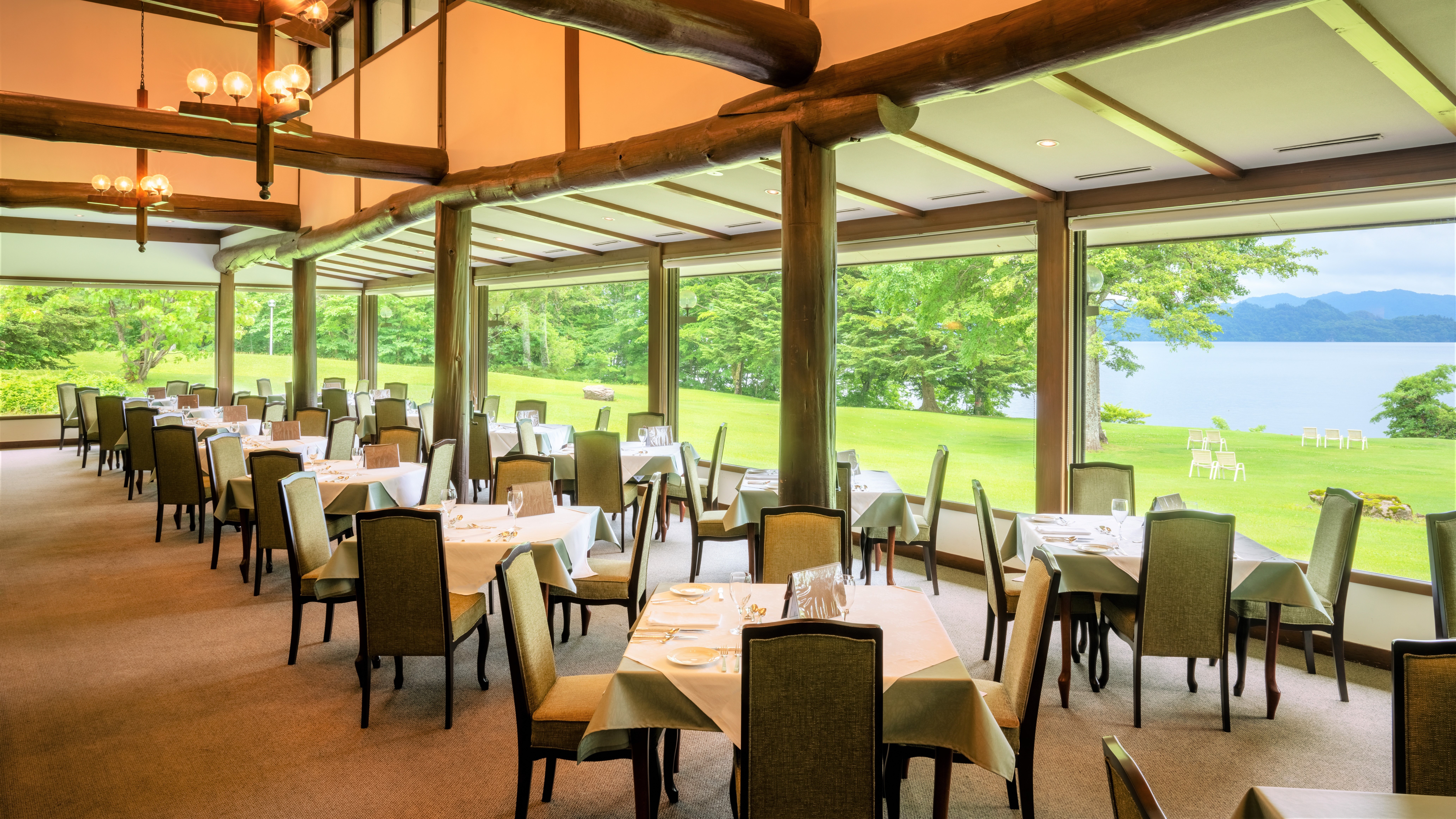 十和田湖が眺められるメインダイニングルーム