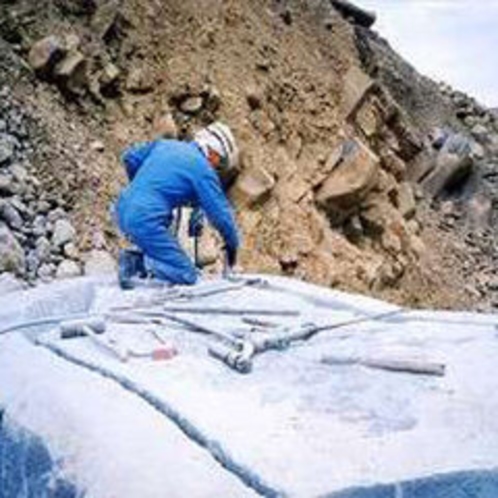 天城山中で掘り出したこの大岩が岩風呂の原型！約2か月間手作業でお風呂の形にしていきます