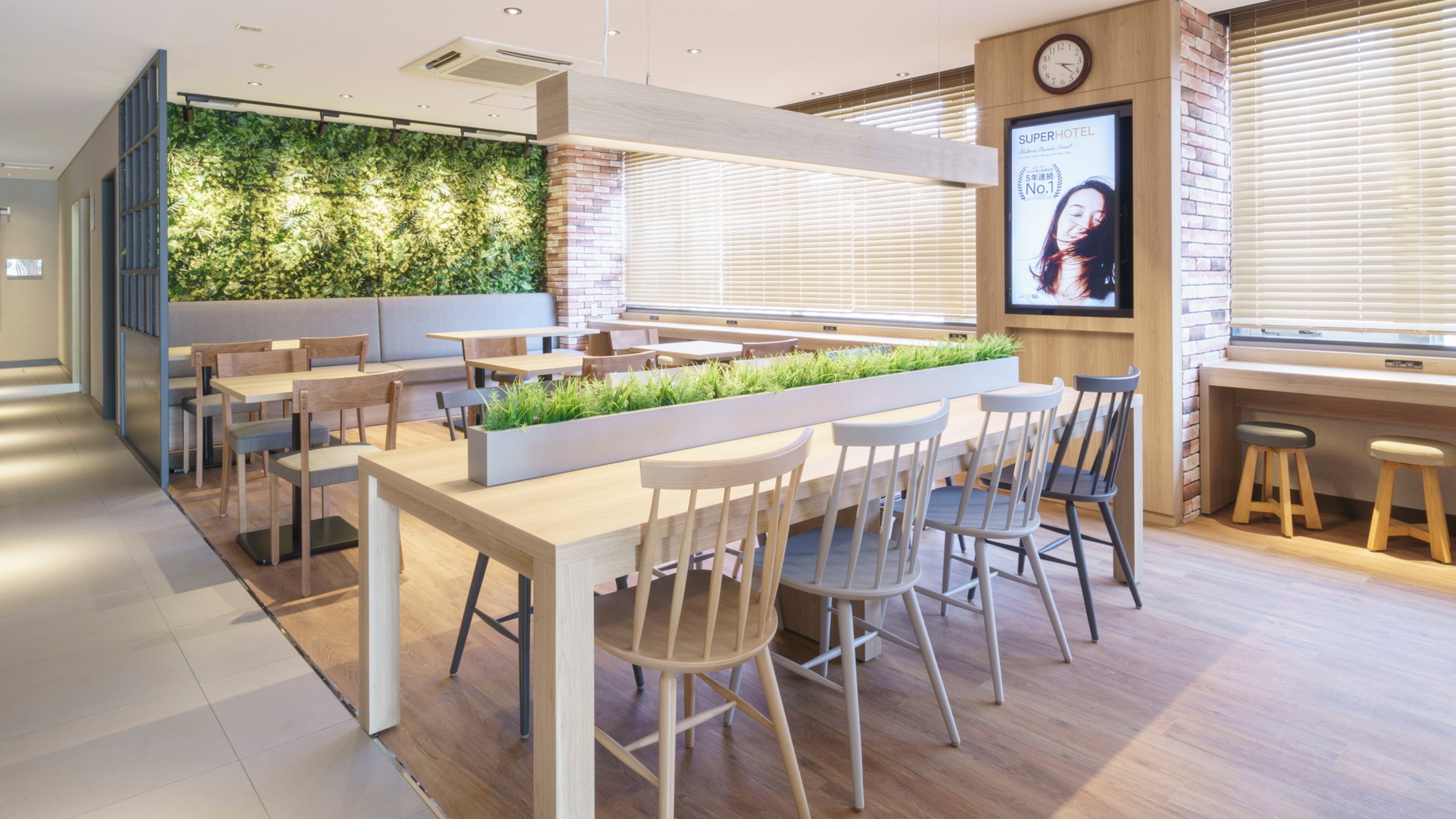 朝の陽ざしに包まれたロハスラウンジで美味しい食事を