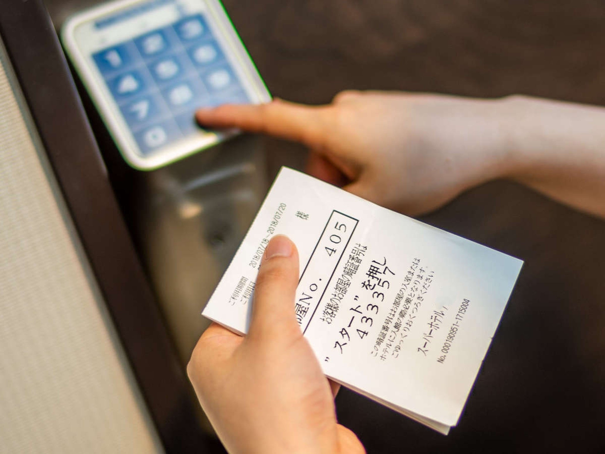 扉は暗証番号を押して開錠できます