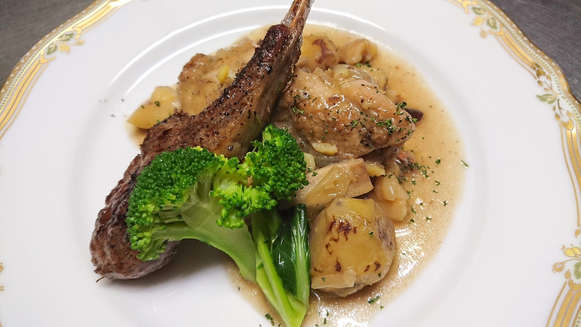 ・【夕食一例】焼き加減にこだわった肉料理は、至福の味わい