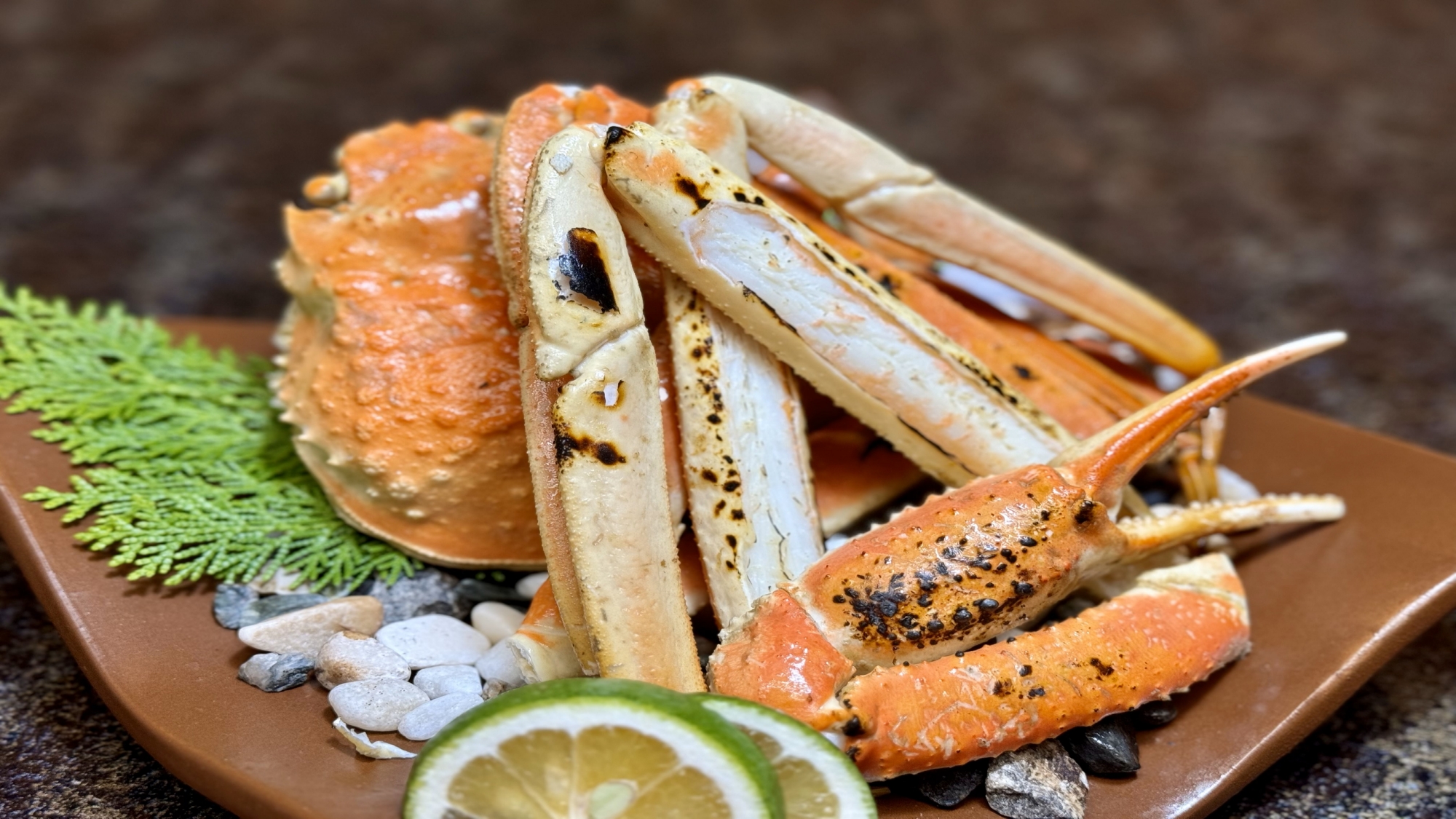 *焼き松葉ガニ：最もおいしい時期の松葉ガニをご提供いたします。