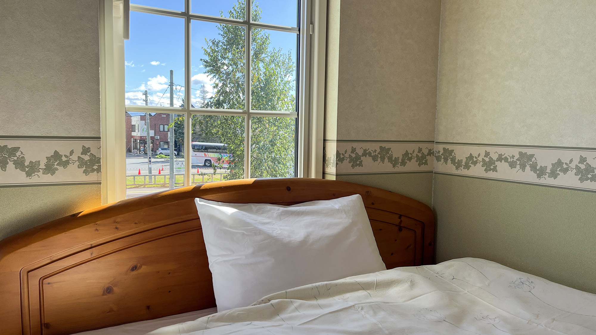 窓の向こうに広がる、旅の風景。