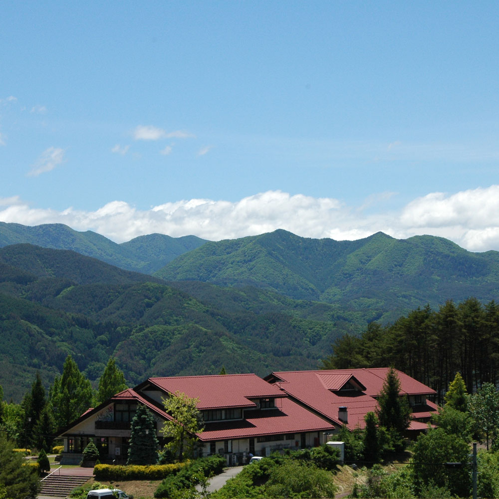 山間に建つホテルの様子