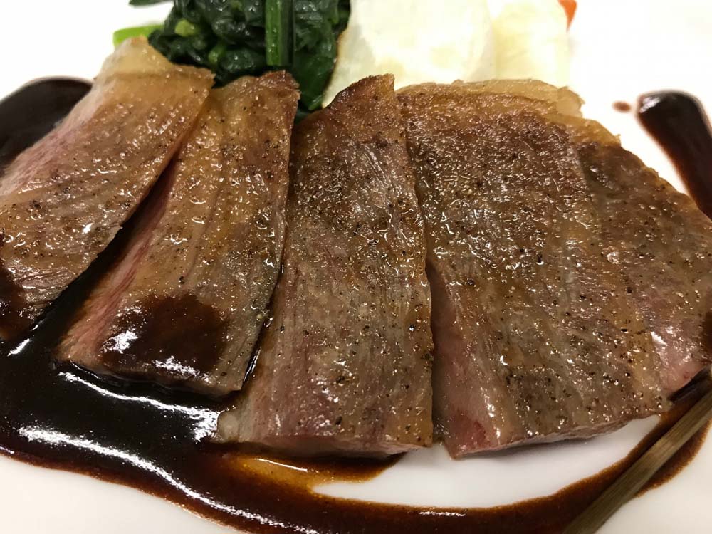 料理イメージ（信州プレミアム牛のステーキ）