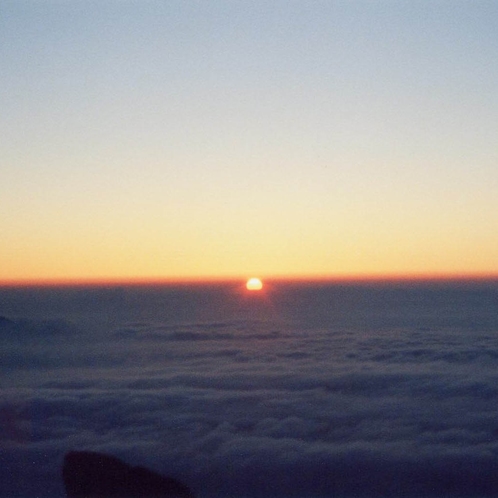 雲の海から昇る太陽！！山の上ではこんな景色が毎日のことなんです♪