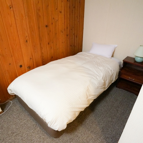 【本館：２Ｆ２２５号室　トリプル】１台ベッド