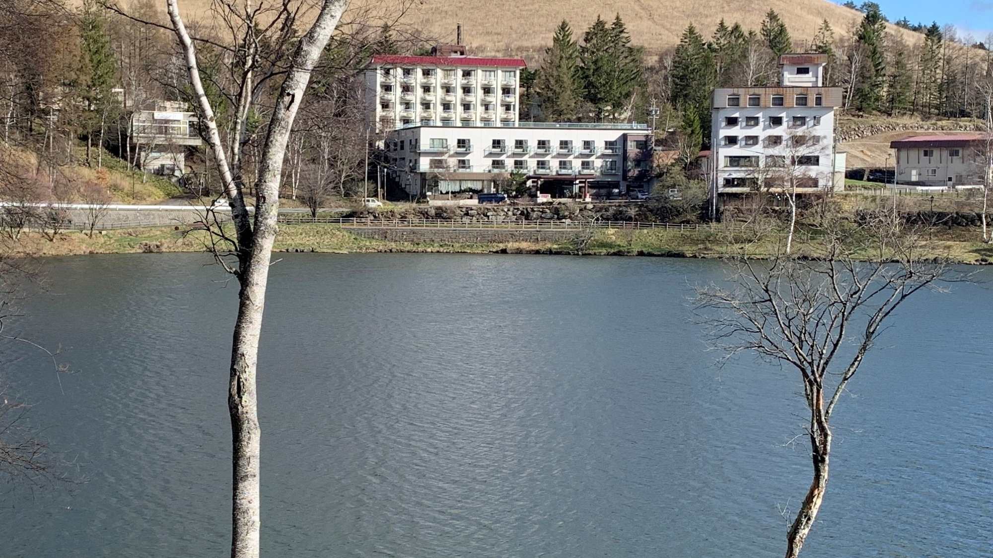 *外観／白樺湖の対岸からのぞむ当館。季節ごとに移り変わる湖や山々の景色をお楽しみください