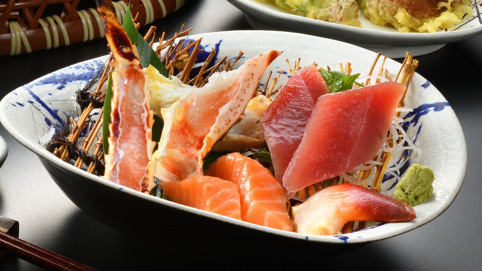 とろけるたらば蟹のお造りと活鮑の踊り焼きを舌鼓