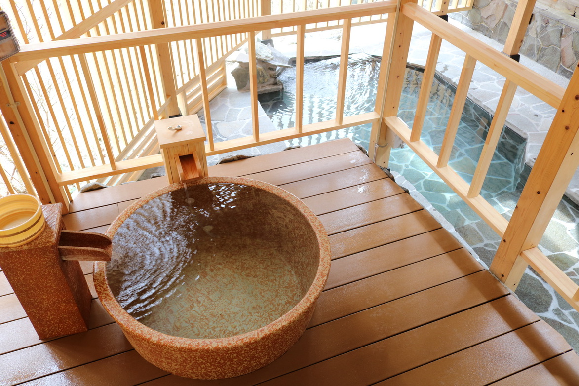 個室でのんびり気の合う仲間と小宴会♪2名様〜6名様迄海鮮料理を堪能♪大海老お造り付！