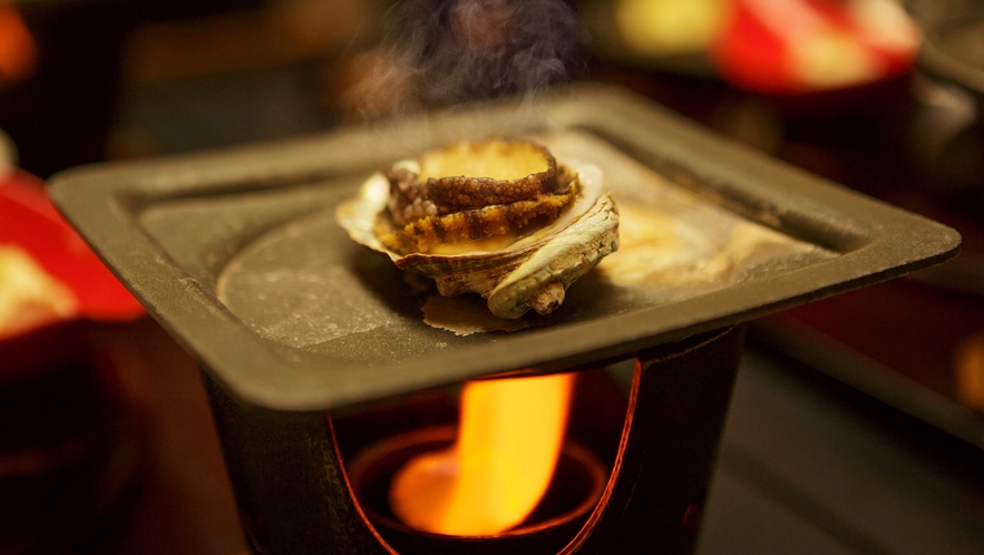 【鮑の踊り焼き】大人の方のお膳にはご用意致しております。追加料理でもご用意可能です。