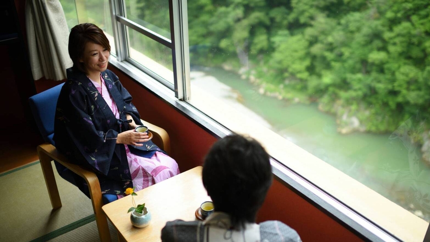 【渓谷側客室】景色を眺めながらゆったりと時間をお過ごしください