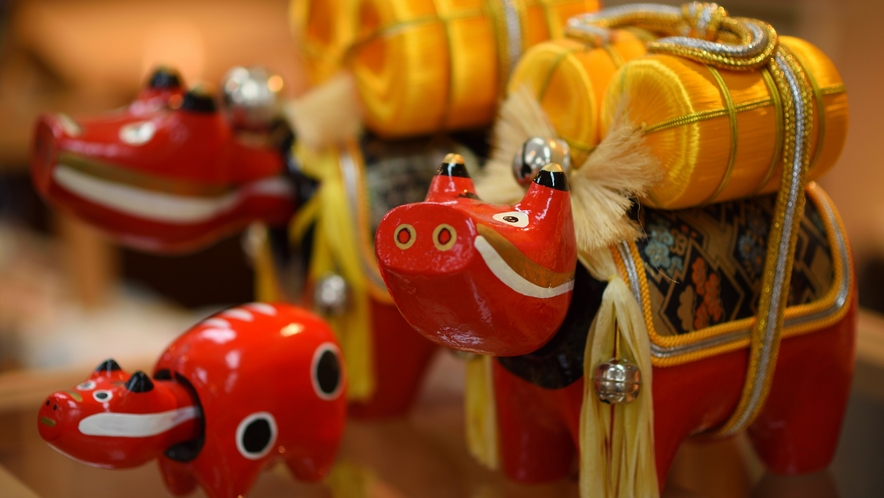 【赤ベコ】会津地方の郷土玩具。「べこ」とは東北地方の方言で「牛