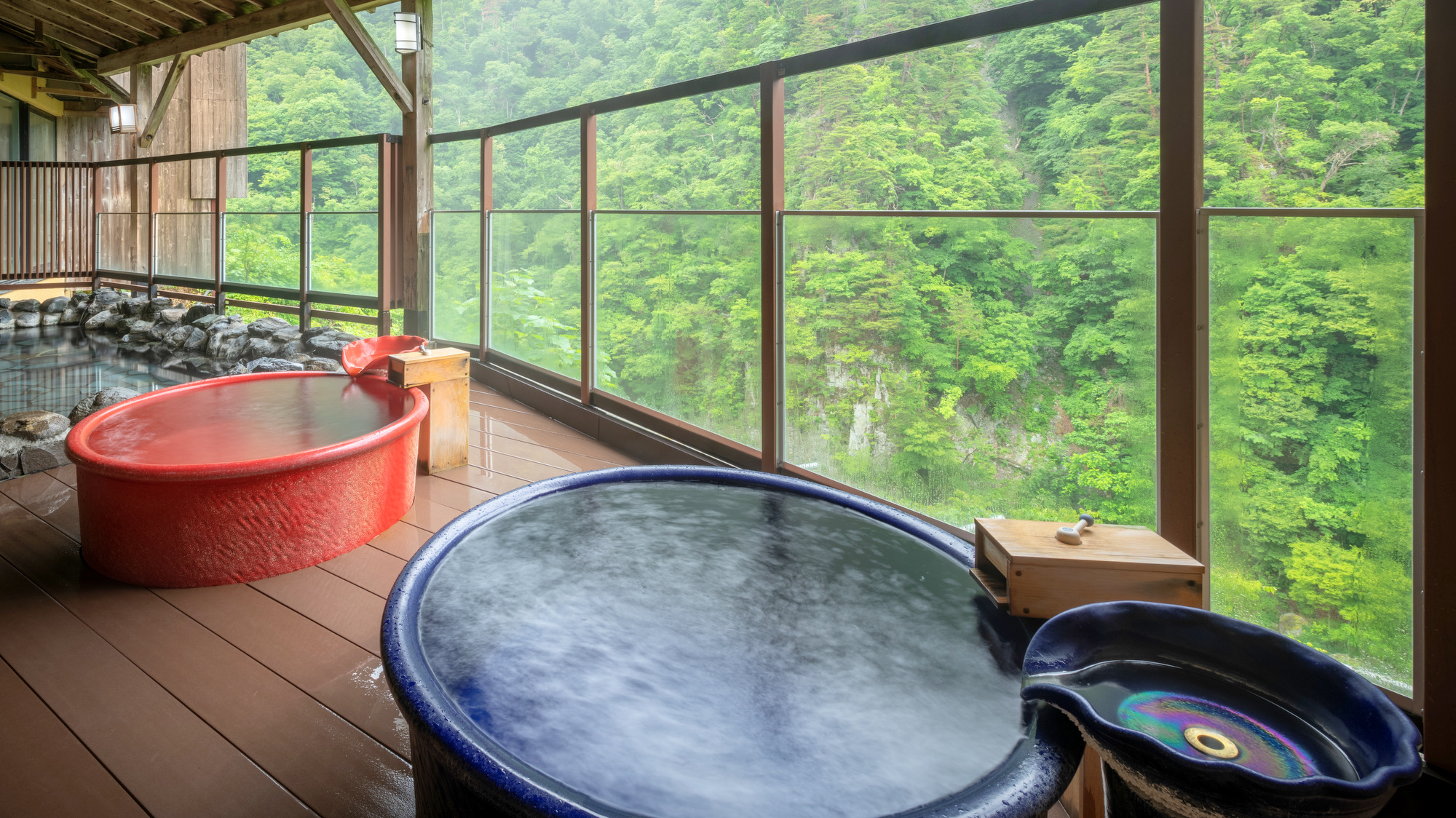 【信楽焼露天風呂】露天風呂は1箇所のみ。当日と翌朝男女入替制でご入浴頂けます