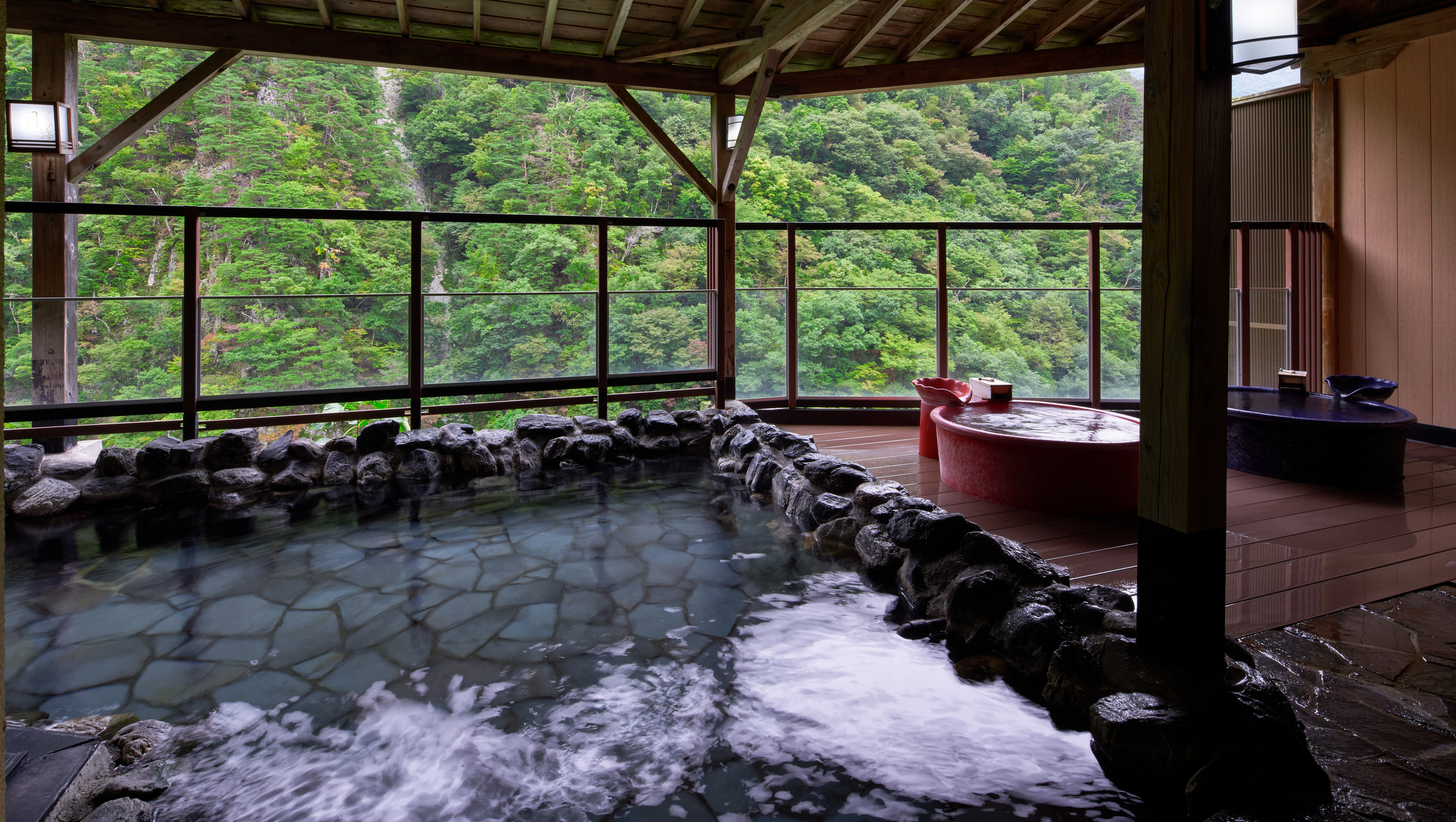 【全面ガラス張り露天風呂】景色を楽しみながらご入浴頂けます。