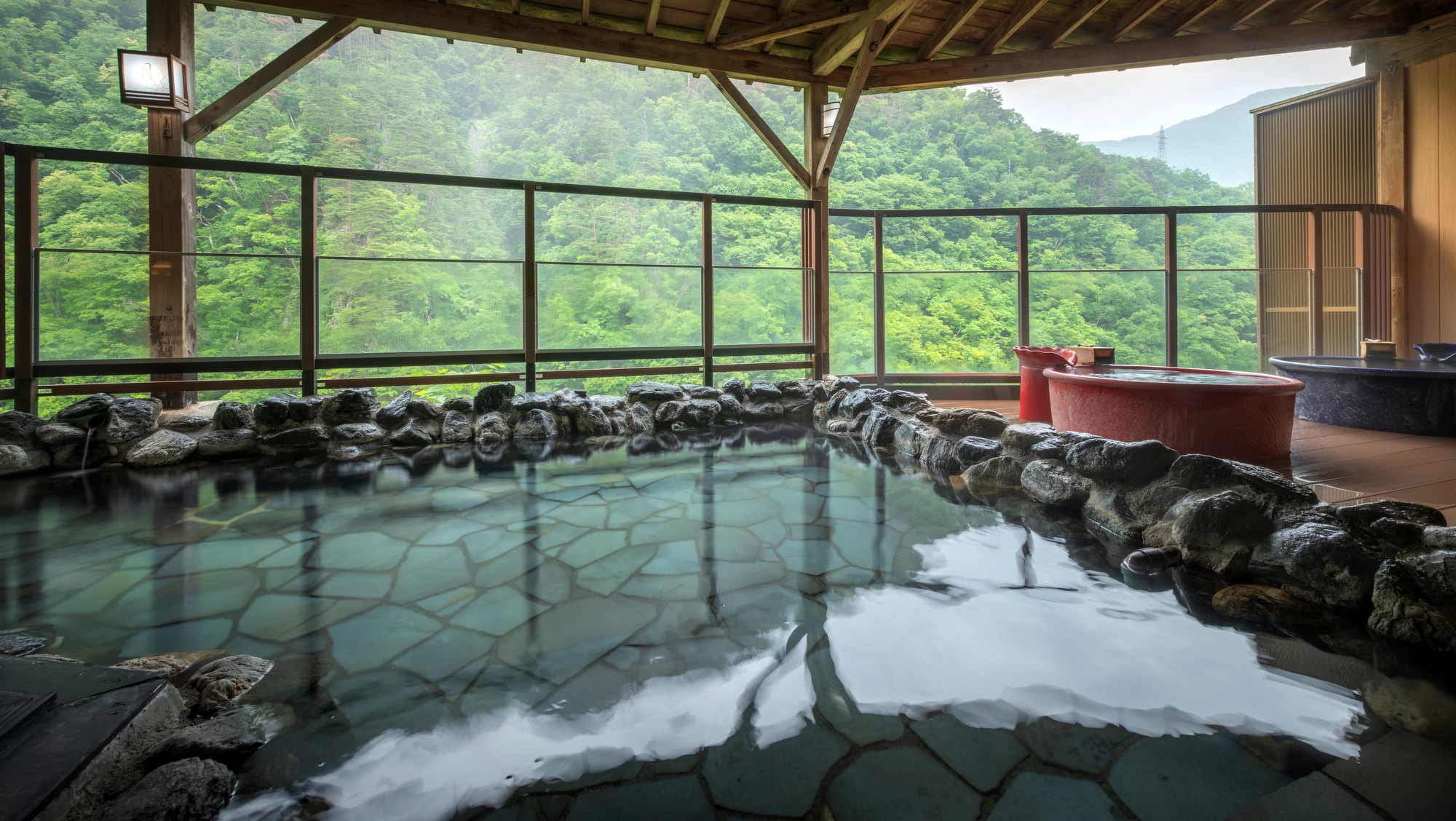 【全面ガラス張り露天風呂】