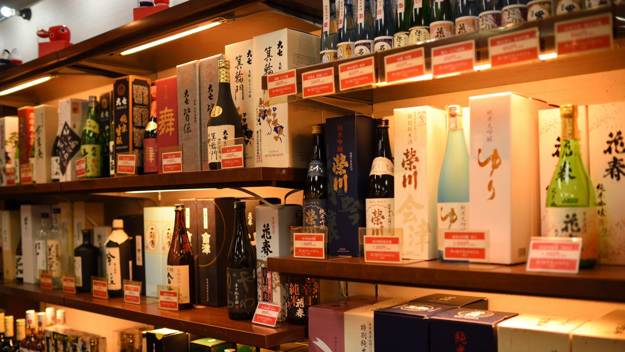 【お土産処・会津のれん】地酒も豊富に取り揃えております。