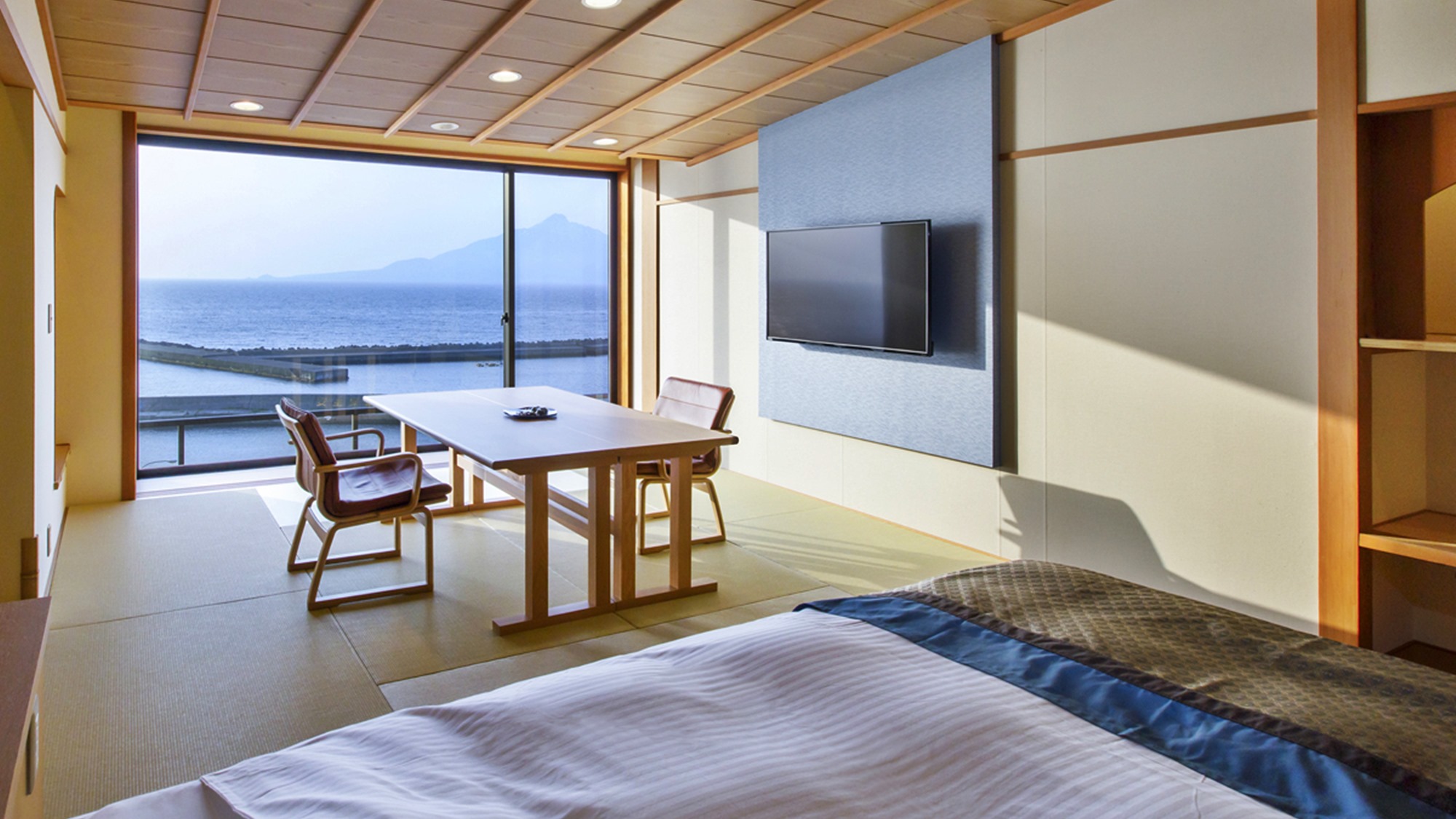 【和洋室】開放的な窓から利尻富士や海を眺められるお部屋です。4Ｋ50インチのテレビ付きです。