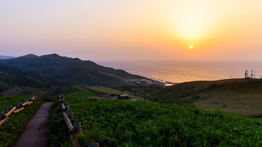 *【桃岩展望台から見る朝日】日本最北限の朝焼け。ハイキングコースにもなっています。