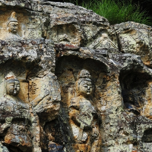 観光地：岩谷観音　信夫山の中腹の岸壁に掘られた60体以上の磨崖仏群。