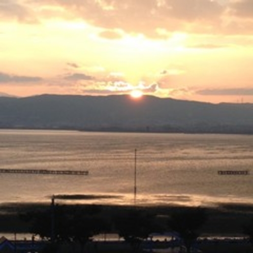 諏訪湖に沈む夕陽