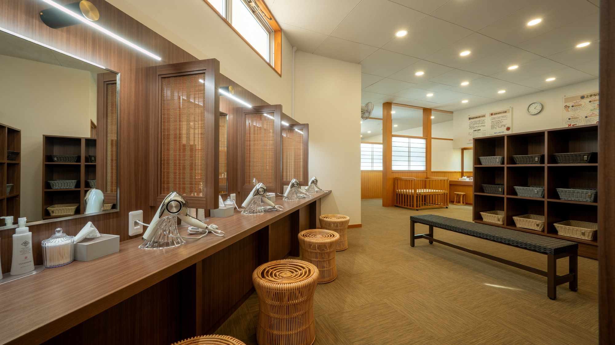 南館1階-大浴場脱衣所(女湯)