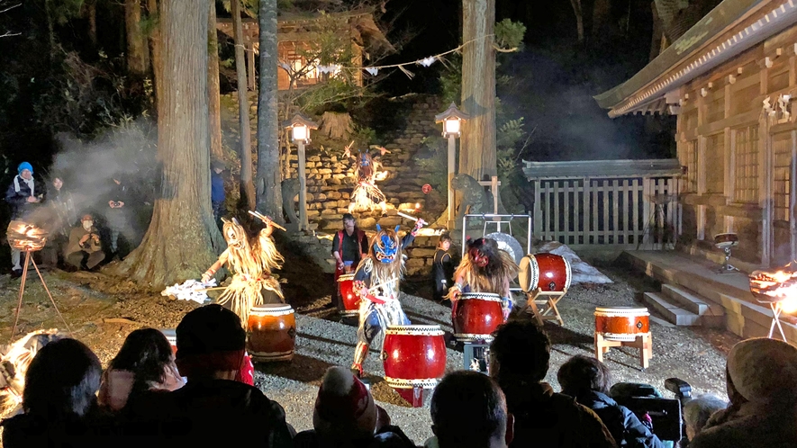 「「真山神社」境内での迫力あるなまはげ太鼓