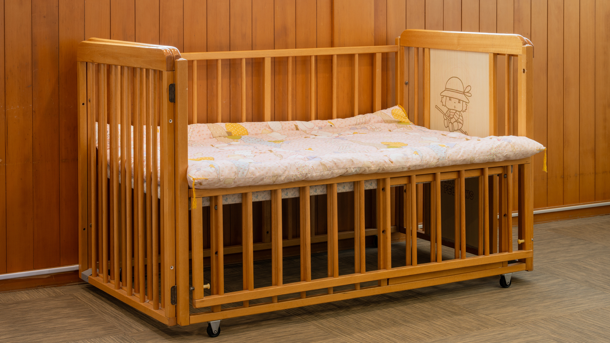 南館1階-大浴場脱衣所ベビーベッド(男湯・女湯各1台)