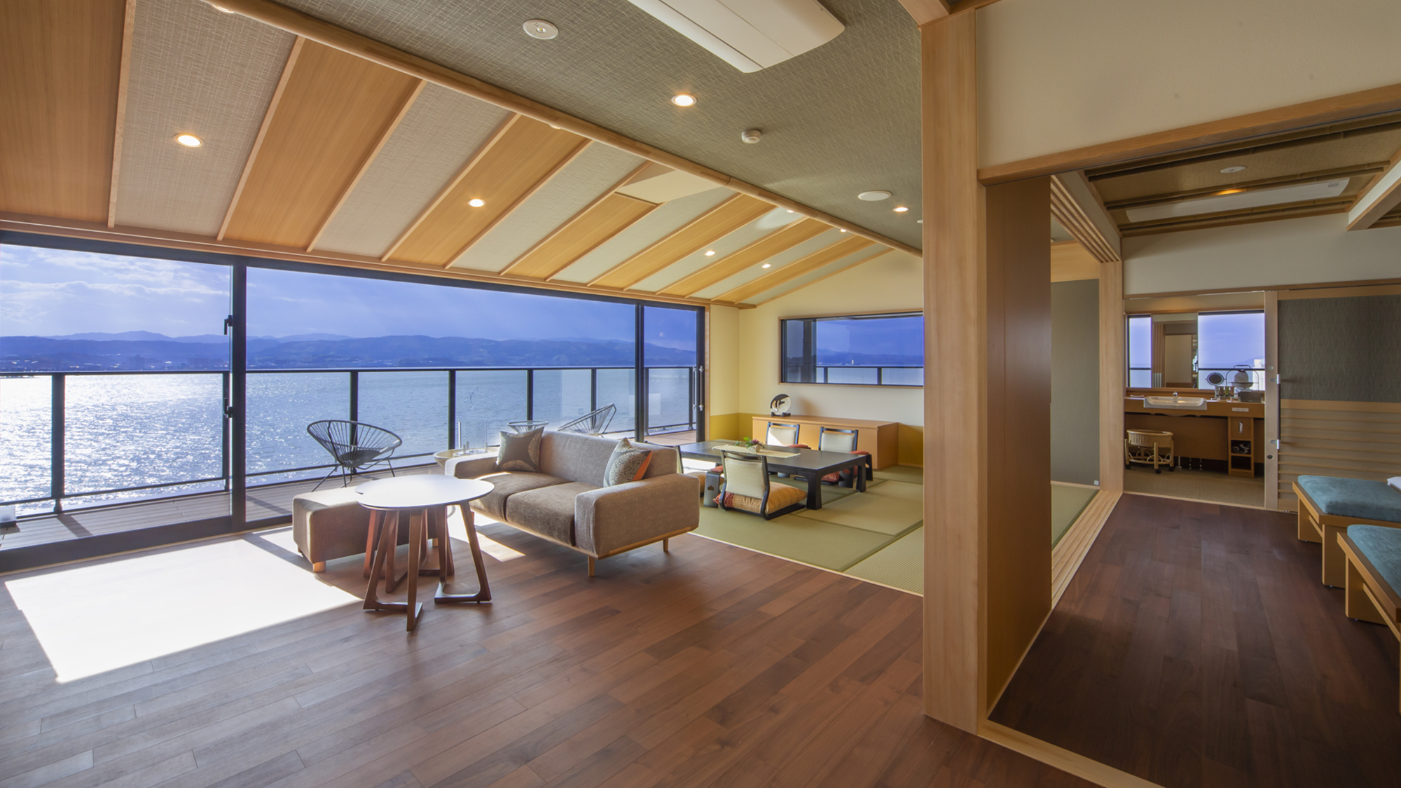 ようこそ、極上の湖畔ステイへーーー上質を知る、大人のための温泉宿。