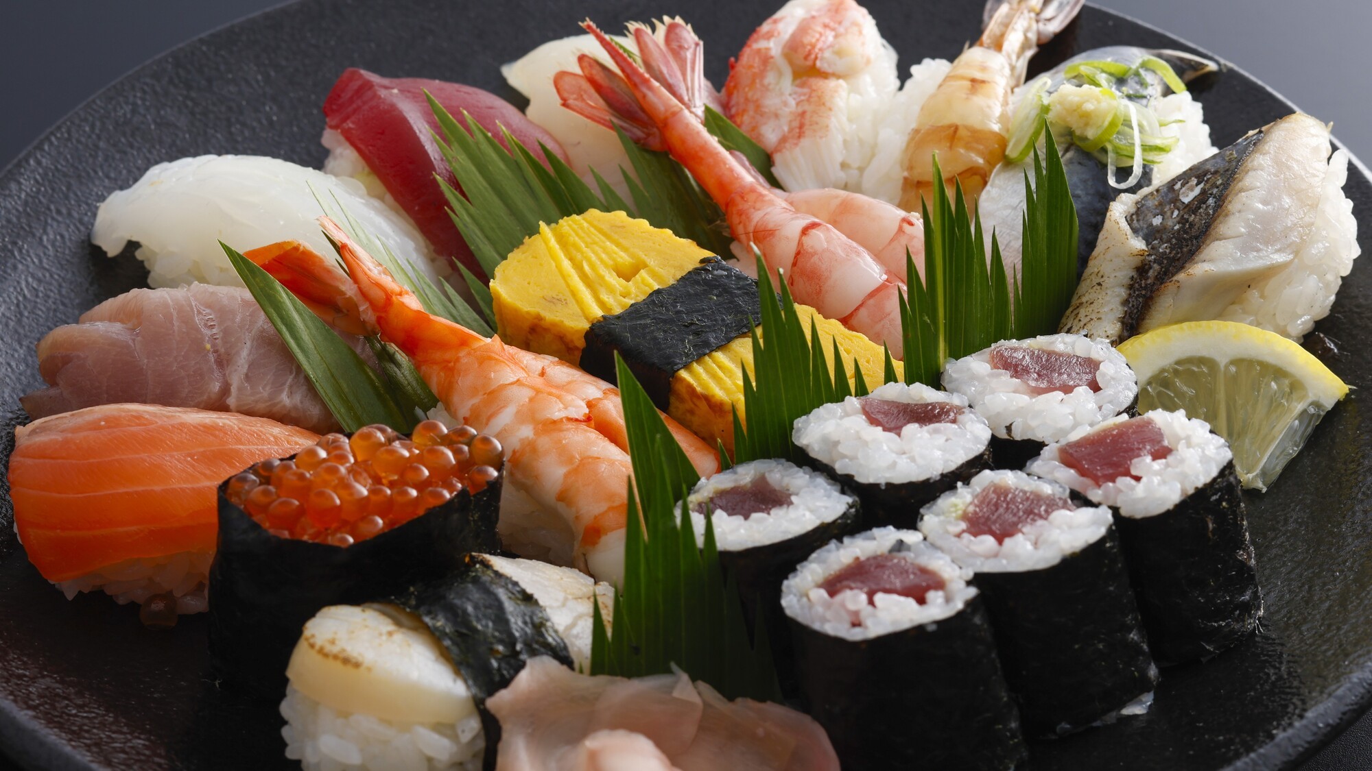 旬の魚介を堪能するお寿司の盛り合わせ