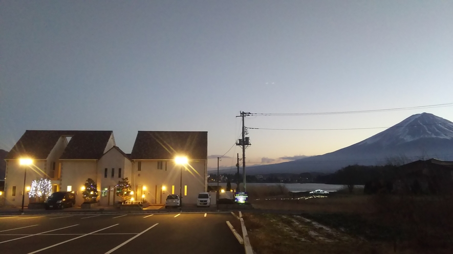 夕暮れの外観