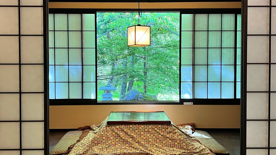 ★晩霞亭（春仙の間）_掘りごたつのある部屋には大きな窓があり、景色を堪能できます。