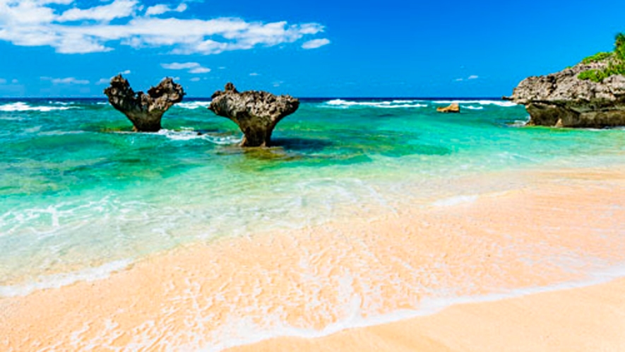 **ハートロックのあるティーヌ浜。「恋島」とも呼ばれる古宇利島で大切な人とステキな思い出を♪