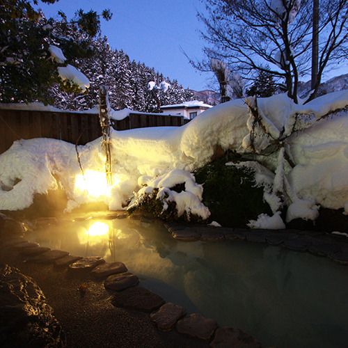 雪見の露天風呂夕暮れ　（岩）