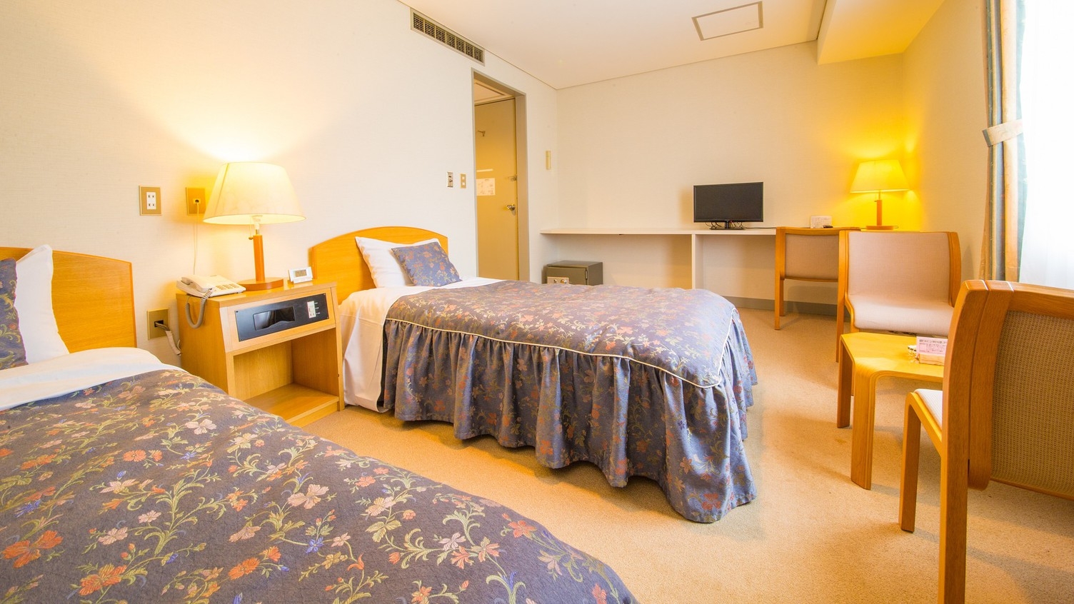 スタンダードツイン18平米／ユニットバス・トイレ付 【禁煙】